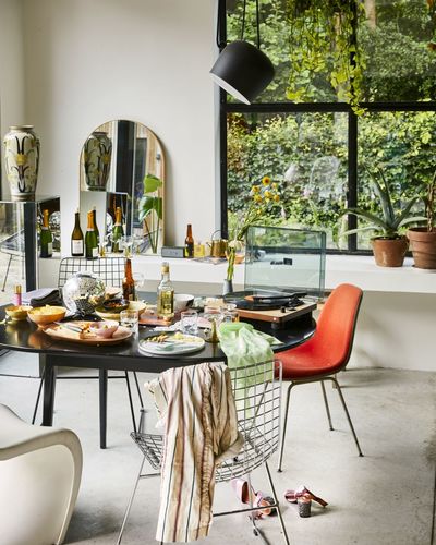 Okrągły stół rozkładany do salonu — dlaczego warto go mieć?
